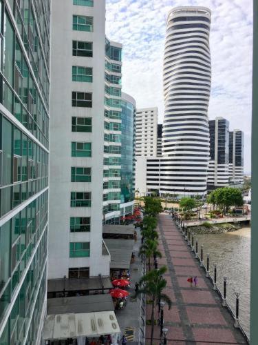 Riverfront I 1, Piso 4, Suite Vista Al Rio, Puerto Santa Ana, กวายากิล ภายนอก รูปภาพ